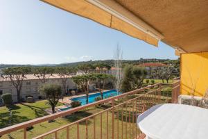 Bazén v ubytovaní Apartamentos CASA MAREA La Fosca parking y piscina alebo v jeho blízkosti