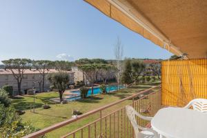 Bazén v ubytovaní Apartamentos CASA MAREA La Fosca parking y piscina alebo v jeho blízkosti