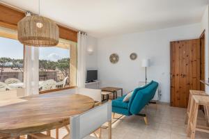 Televízia a/alebo spoločenská miestnosť v ubytovaní Apartamentos CASA MAREA La Fosca parking y piscina