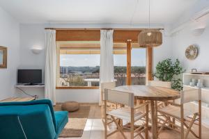 Televízia a/alebo spoločenská miestnosť v ubytovaní Apartamentos CASA MAREA La Fosca parking y piscina