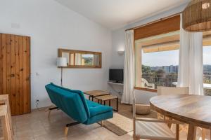 Televízia a/alebo spoločenská miestnosť v ubytovaní Apartamentos CASA MAREA La Fosca parking y piscina