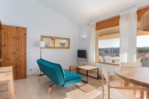 Televízia a/alebo spoločenská miestnosť v ubytovaní Apartamentos CASA MAREA La Fosca parking y piscina
