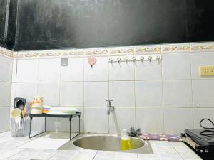 una cucina con lavandino e lavagna sul muro di The Cabin byTERBAIKhome a Città di Puerto Princesa