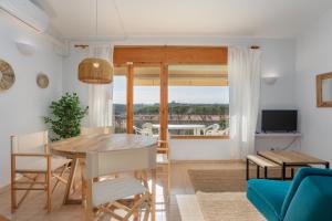 Televízia a/alebo spoločenská miestnosť v ubytovaní Apartamentos CASA MAREA La Fosca parking y piscina