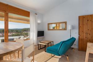 Televízia a/alebo spoločenská miestnosť v ubytovaní Apartamentos CASA MAREA La Fosca parking y piscina