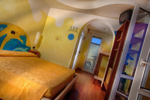1 dormitorio con 1 cama con una pintura en la pared en Hotel Stella Maris, en Cesenatico