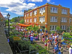 a crowd of people standing around a garden at Flat by Victoria park - with balcony in London