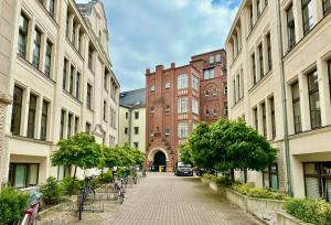 eine Straße in einer Stadt mit Gebäuden und Bäumen in der Unterkunft MEOS 2 -Zentrum-Hofblick-Gym-Netflix in Leipzig