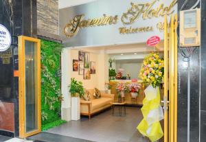 una tienda frente a una floristería con flores en ella en Jasmine Hotel, en Ho Chi Minh