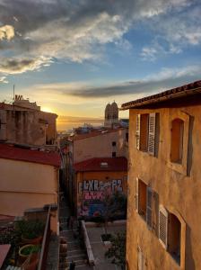 uma vista aérea de uma cidade ao pôr-do-sol em Love nest with sea view in the heart of the Panier em Marselha