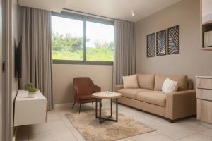 uma sala de estar com um sofá e uma mesa em Zimbali Lakes Boulevard Suites em Ballito