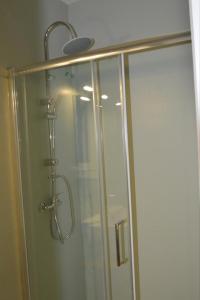 um chuveiro com uma porta de vidro na casa de banho em Roses Center 2 em Roses