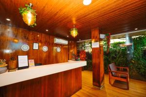 una hall con bancone e sedia di Cygnett Inn Celestiial Goa a Candolim