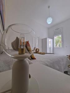 een glazen kom op een tafel naast een bed bij Alojamiento Agaete Pueblo Nº12 (Casa) in Agaete