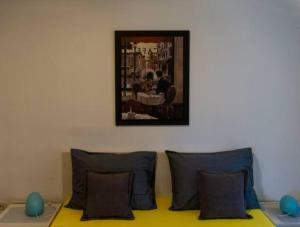 una habitación con algunas almohadas y una foto en la pared en Guesthouse Lion, en Split