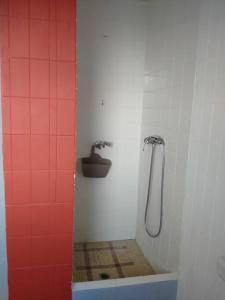 La salle de bains est pourvue d'une douche et d'un lavabo. dans l'établissement Maison familiale et authentique, à Vieux-Habitants