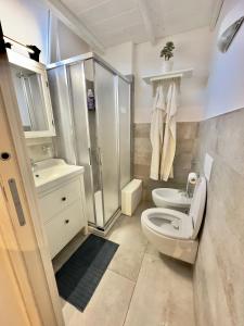 a bathroom with a toilet and a shower and a sink at La Terrazza sul Mare [ ☆☆☆☆☆ ] Monterosso in Monterosso al Mare