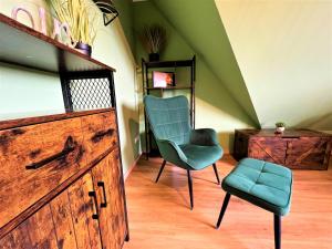 Habitación con silla y tocador de madera. en Ferienwohnung Rabenblick, en Binz