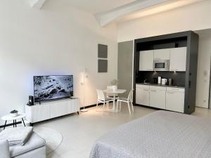 Cet appartement comprend une chambre avec un lit et une cuisine avec une table. dans l'établissement MEOS 2 -Zentrum-Hofblick-Gym-Netflix, à Leipzig