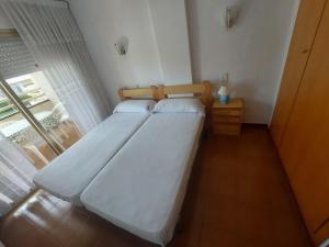 A bed or beds in a room at Rentalmar Cordoba - Sevilla - Jerez Még 37 kép