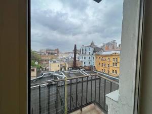uma vista para a cidade a partir de uma varanda em Apartments near Arena City em Kiev