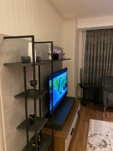 TV a/nebo společenská místnost v ubytování Low Price Luxury Apartment Perfect for An Amazing stay In Istanbul