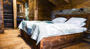 ヤシニャにあるChalet Laitnerのキャビン内の木製ベッド1台付きのベッドルーム1室