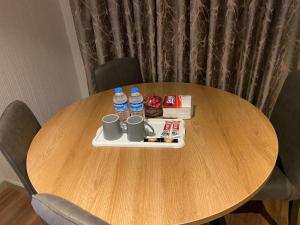 uma mesa com uma bandeja com água e bebidas em Low Price Luxury Apartment Perfect for An Amazing stay In Istanbul em Istambul