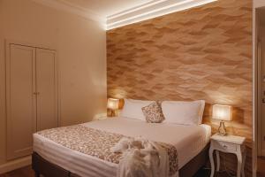 1 dormitorio con 1 cama con pared de madera en My Spanishsteps en Roma