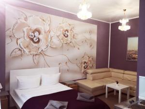 un dormitorio con una cama y un sofá en Elifim, en Berlín