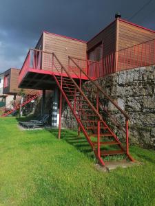 蓬蒂達巴爾卡的住宿－Casinhas do Minho，一座房子,有红色的楼梯通往