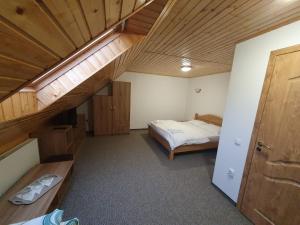 Un pat sau paturi într-o cameră la Casa Miruna & Noris