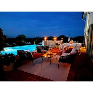 Bazén v ubytovaní Villa Casa Collina Castelfalfi with amazing salt waterpool & AIRCO & VIP service alebo v jeho blízkosti