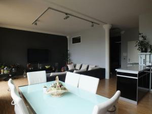 uma sala de estar com uma mesa e cadeiras brancas em +++ Luxus Desingnerloft im Zentrum von Leipzig +++ em Leipzig