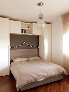 Säng eller sängar i ett rum på Cozy Retreat Roma
