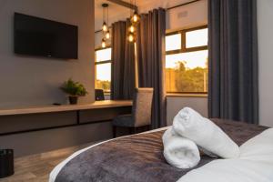 Postel nebo postele na pokoji v ubytování N1 Hotel Rotten Row Harare