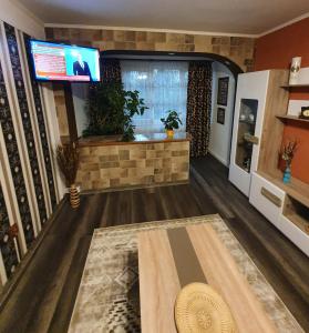 una sala de estar con un televisor y una mesa en Casa & Julieta, en Tecuci
