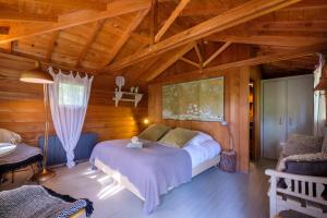 - une chambre avec un lit et un plafond en bois dans l'établissement Bagheera, à Saint-Paul-de-Vence