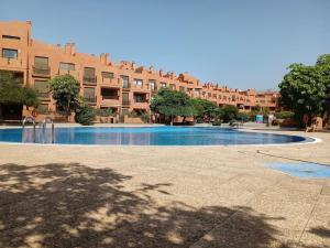 a large swimming pool in front of a building at Apartamento con vistas in El Médano