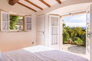 Ένα ή περισσότερα κρεβάτια σε δωμάτιο στο Soleil Marin - Villa with Sea View +80 φωτογραφίες