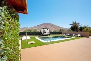 a swimming pool with a mountain in the background at Casa Valentina in Tuineje