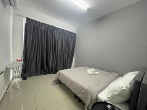 um pequeno quarto com uma cama e uma janela em De Centrum By Jom La Homestay, Kajang Bangi em Kajang