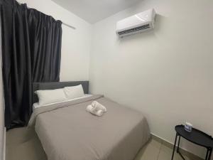 um quarto com uma cama com ar condicionado em De Centrum By Jom La Homestay, Kajang Bangi em Kajang