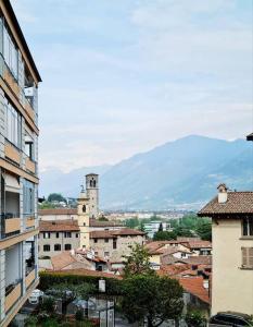 uma cidade com edifícios e uma montanha ao fundo em Appartamento San Giorgio em Lovere
