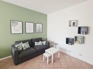 - un salon avec un canapé et une table dans l'établissement Appartamento San Giorgio, à Lovere