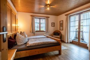 Ένα ή περισσότερα κρεβάτια σε δωμάτιο στο Haus Bayerland