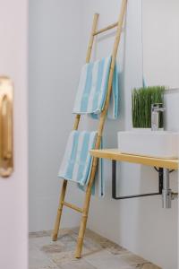 uma escada de toalha ao lado de uma mesa e uma cadeira em Acogedor apartamento en Puerto de la Cruz em Puerto de la Cruz