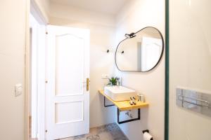 een badkamer met een wastafel en een spiegel bij Acogedor apartamento en Puerto de la Cruz in Puerto de la Cruz