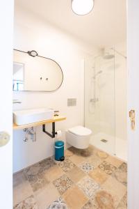 ein Bad mit einem Waschbecken, einem WC und einer Dusche in der Unterkunft Acogedor apartamento en Puerto de la Cruz in Puerto de la Cruz