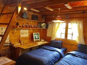 una habitación con 2 camas y un escritorio en una cabaña en Guest House CHALET SIELU - Up to 4 of SIELU & 5-6 of SAN-CASHEW or with dogs- Vacation STAY 68051v en Otsu